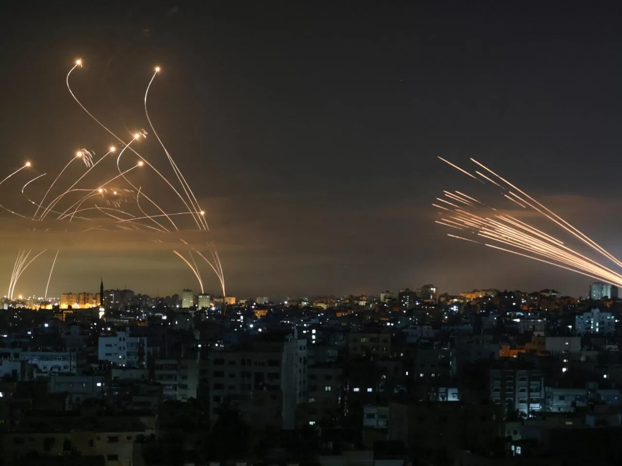 Rudal balistik Iran tiba di Tel Aviv Israel dengan jumlah hampir 200 rudal. Sistem pertahanan udara Iron Dome pun lesu pada Selasa 1 Oktober 2024 malam. Foto: Tangkapan layar X @omwambaKE