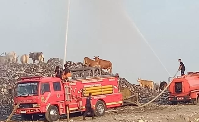 Penyemprotan Ecoenzyme di lokasi TPST Piyungan untuk menetralkan bau tak sedap (Judiman)
