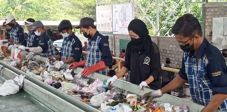   Petugas memilah sampah di Kupas Panggungharjo Sewon Bantul (