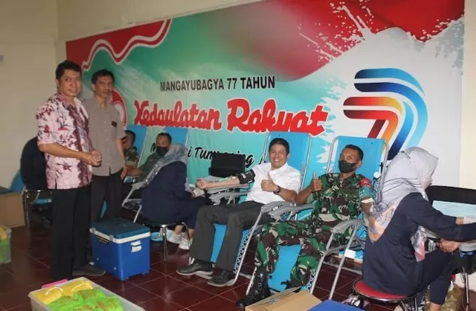 Dirut PT BP Kedaulatan Rakyat (KR) Wirmon Samawi didampingi Ketua umum panitia Baskoro Jati Prabowo mendonorkan darahnya dalam rangka HUT ke-77 KR. (Foto : Abrar)