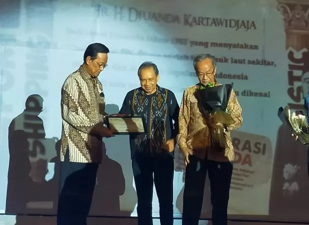 Gubernur DIY Sri Sultan Hamengkubuwono X menyampaikan Orasi Ilmiah berjudul Mewujudkan Indonesia Sebagai Negara Berbasis Kemaritiman, yang disampaikan pada Simposium Internasional dan Lifetime Achievement â€“ ISPEC Maritime Award 2022 yang hotel Merc