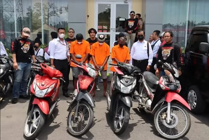 Para tersangka kasus curat dihadirkan saat gelar barang bukti. (Foto: Abdul Alim)