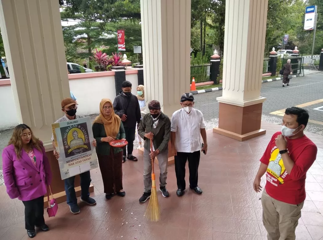 Para ahli waris keluarga Parto Wirono beserta kuasa hukum dan  aktivis Jogja Corruption Watch (JCW), Baharuddin Kamba melakukan aksi bersih-bersih di halaman PN Sleman.