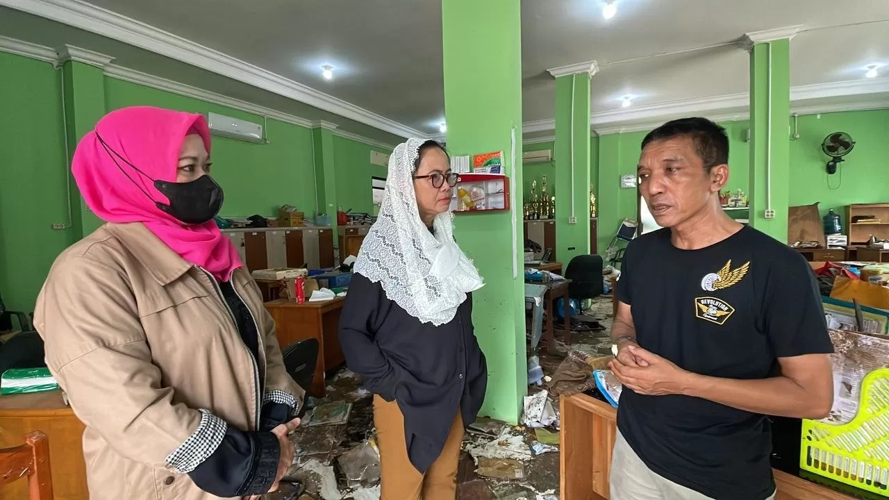 Anggota Komisi VIII DPR RI My Esti Wijayati saat meninjau MTsN 19 Jakarta yang terkena musibah  (Foto: Istimewa)