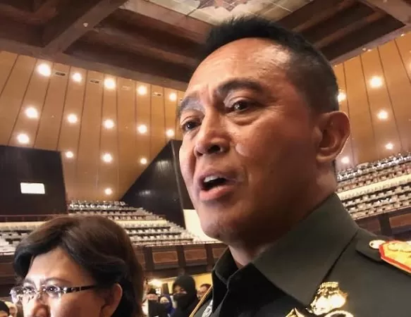  Panglima TNI Jendral Andika Perkasa saat memberikan pernyataan pada media. (Harminanto)