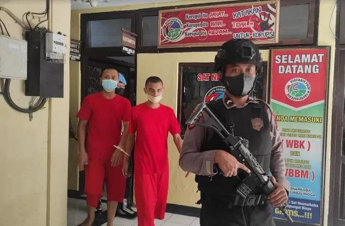 Dua tersangka kini diamankan di Polres Purbalingga. (Foto: Toto R)