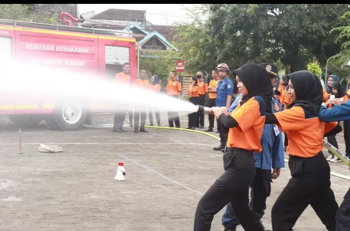 Murid SMK Dirgantara Putra Bangsa mengikuti simulasi pemadam kebakaran /Istimewa