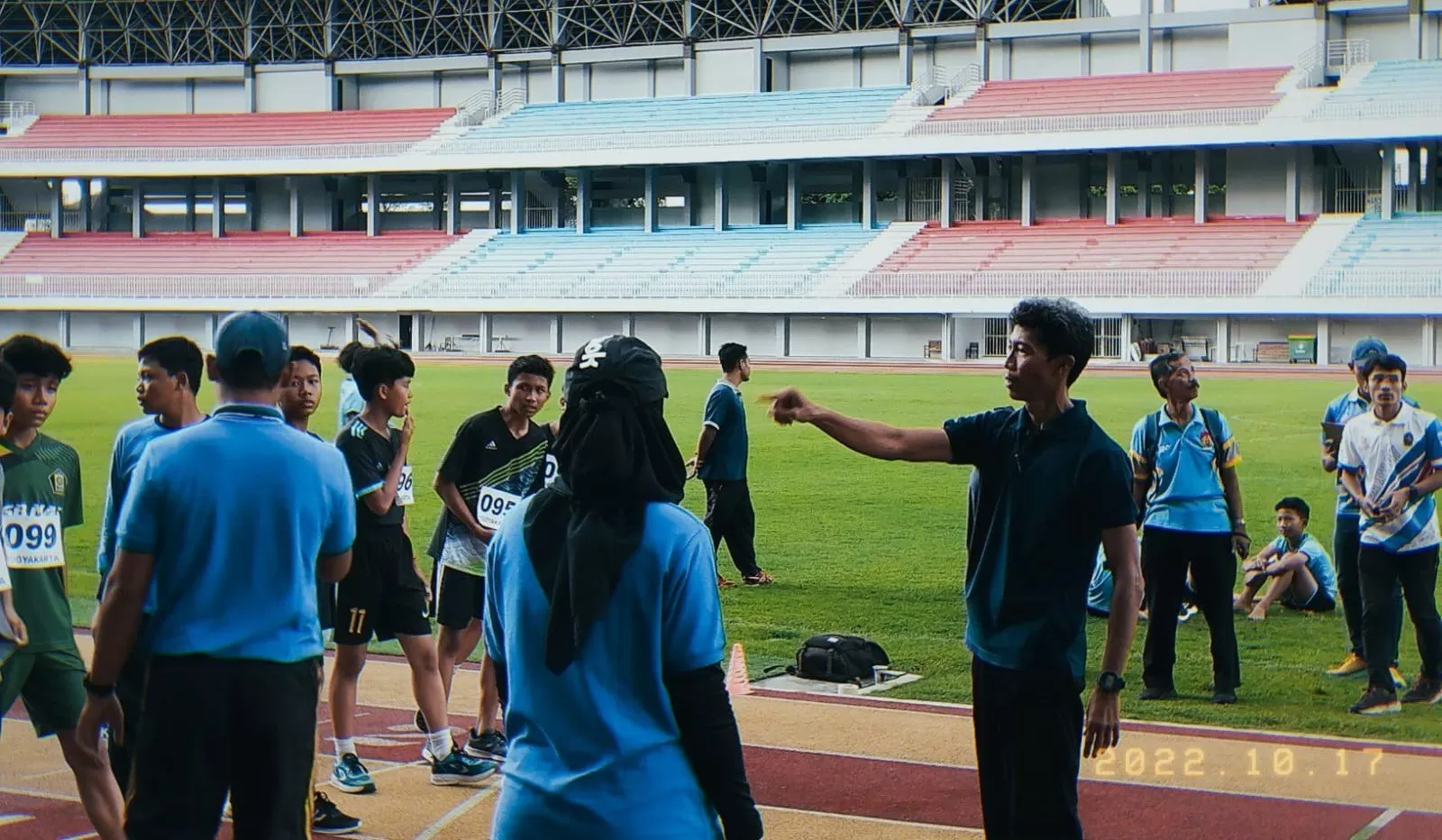 Sebanyak 48 atlet pelajar mengikuti lomba atletik yang digelar di Stadion Mandala Krida, Senin (17/10/2022)  (foto: lukman hakim)