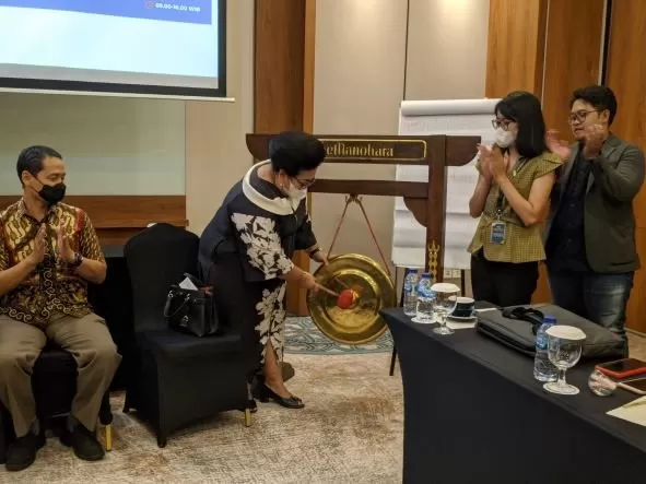 Dekan FH UAJY Dr Y Sari Murti Widiyastuti SH MHum menutup Workshop Kemahiran Hukum (Basuki Rahardjo)