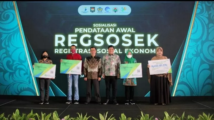 Penyerahan Kartu Kepesertaan bagi petugas Regsosek /Ist