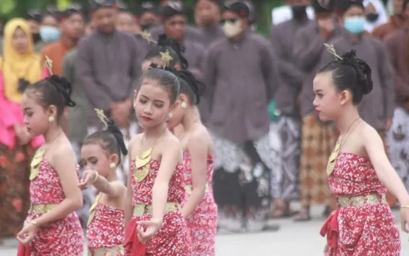 Pentas kesenian tari dalam kegiatan upacara Hari Jadi Kalurahan Guwosari Pajangan Bantul. (Foto : Sukro Riyadi)