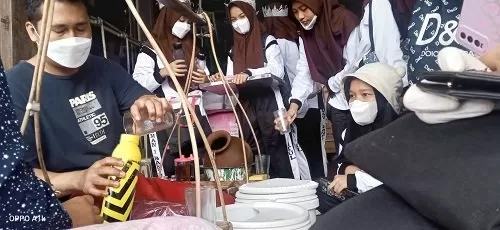 Siswa melakukan kampanye mengurangi jejak karbon di Pasar Bantul sambil belanja.  (foto: sukro riyadi)
