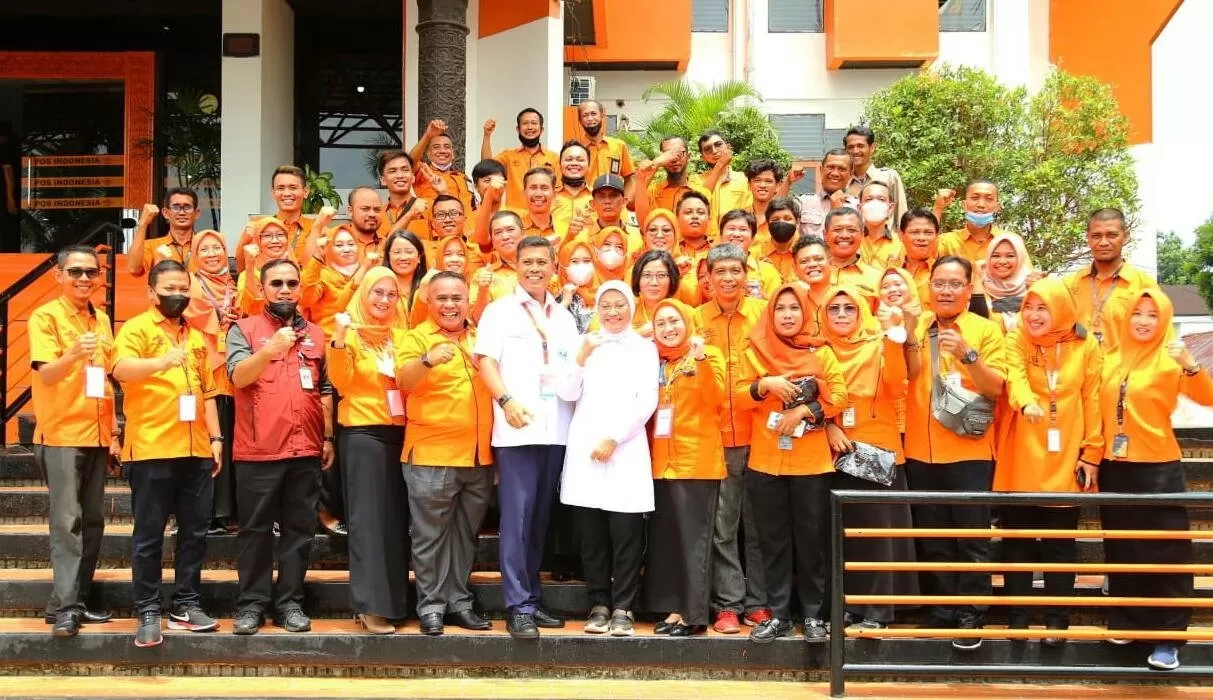  Menaker Ida Fauziyah (baju putih).