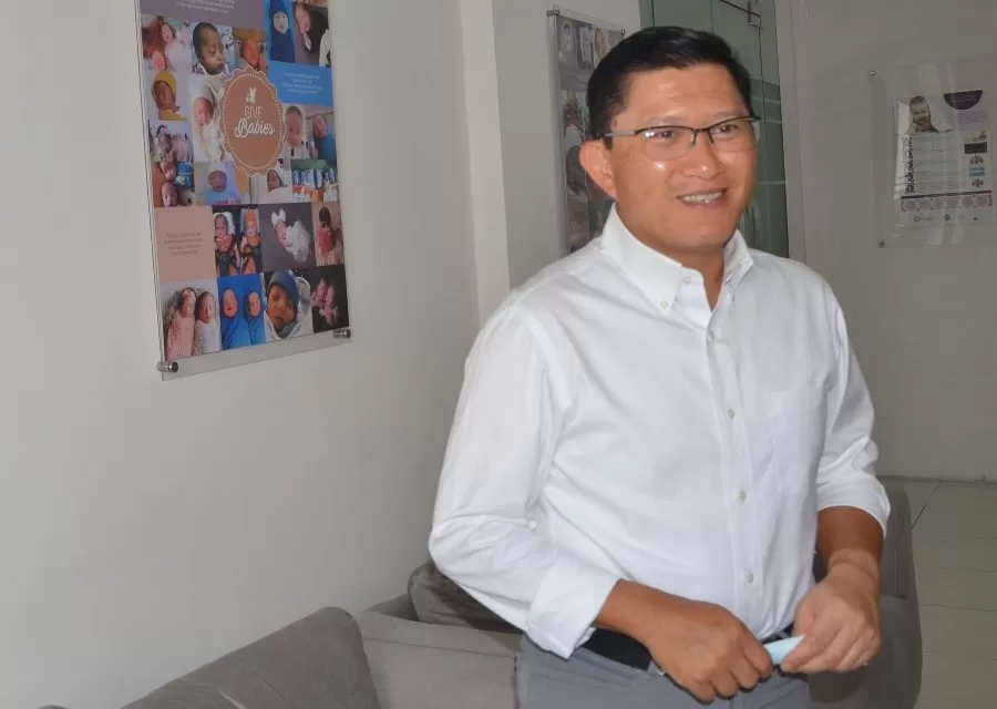 dr Doddy Sutanto MKes SpOG saat berada di Ruang Gladiool IVF, Selasa. (foto: Thoha)