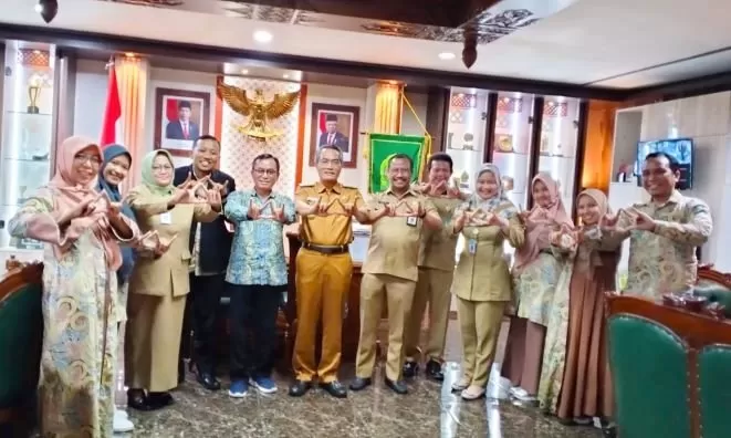  Jajaran pengurus IAI Bantul bersama bupati Abdul Halim Muslih (Sukro Riyadi)