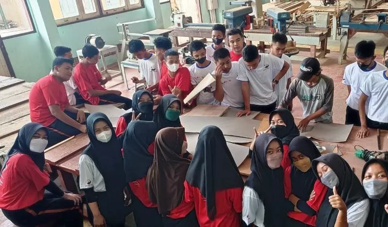 Siswa Kelas XI dan XII Jurusan Teknik Furniture SMK N 2 Pengasih Kulonprogo mengikuti praktek pelatihan furniture kayu.  (foto: asrul sani)
