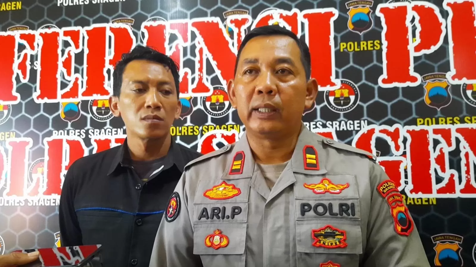 Kasi Humas Polres Sragen, Iptu Ari Pujiantoro saat memberi keterangan pers di Mapolres Sragen (foto: said masykuri)