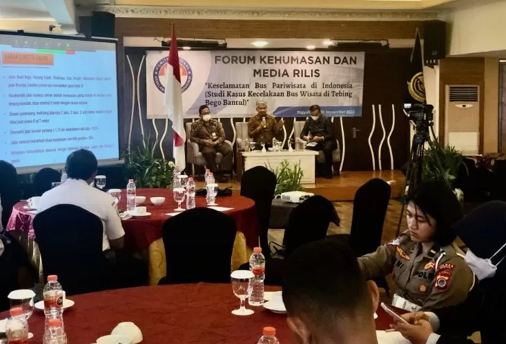 KNKT saat jelaskan hasil investigasi laka bus wisata di Bukit Bego. (Foto : Harminanto) 