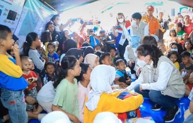 Srikandi BRI memberi bantuan bagi korban gempa cianjur