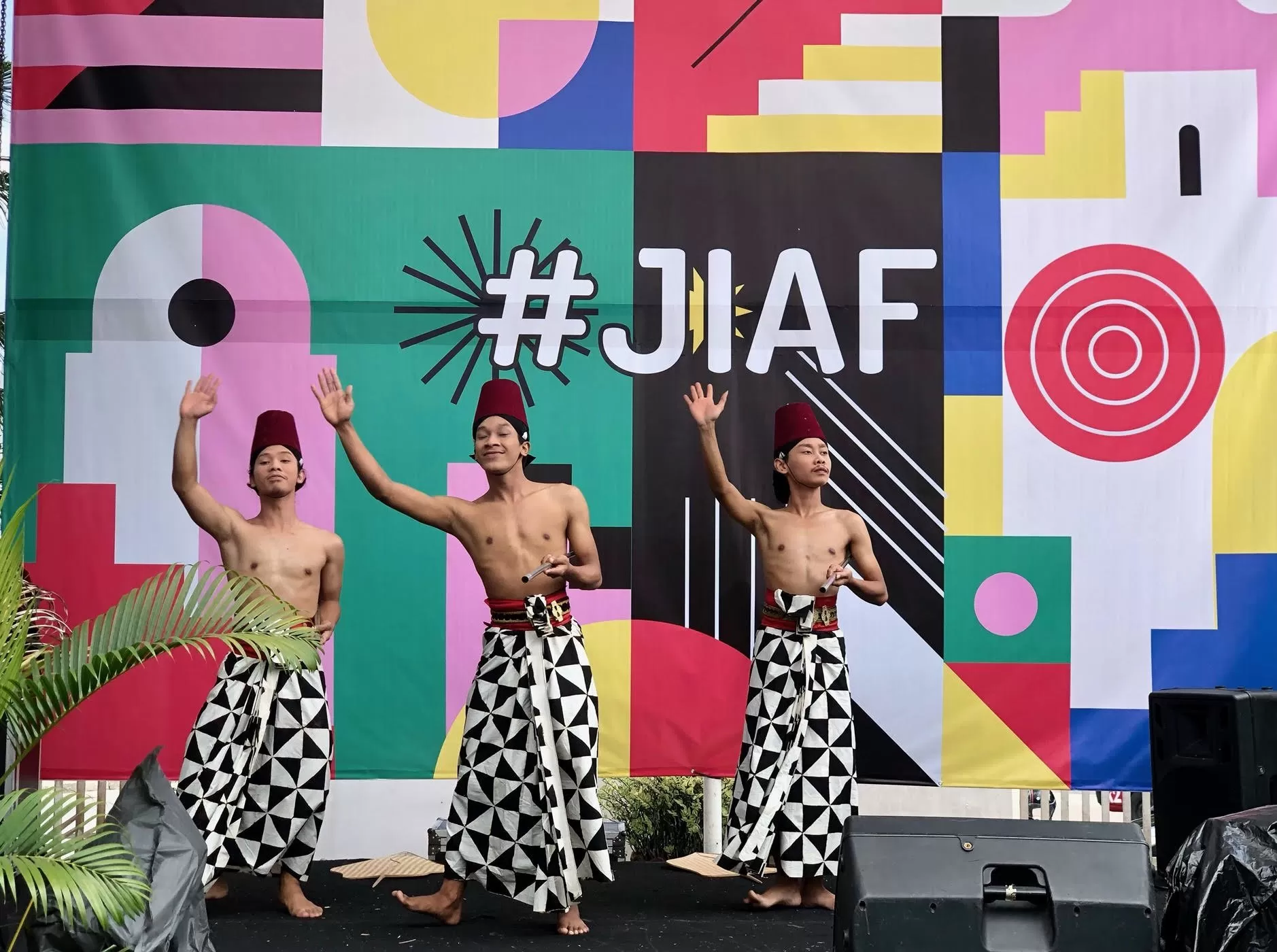 Salah satu penampilan pengisi acara di JIAF (foto: Harminanto) 