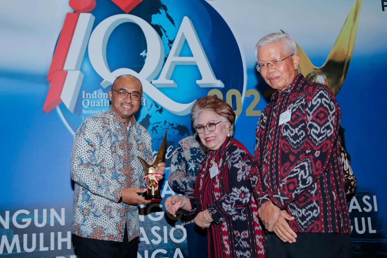 Panji W Ruky menerima penghargaan dalam ajang Indonesian Quality Award (IQA) 2022.Â KR-IstimewaÂ 