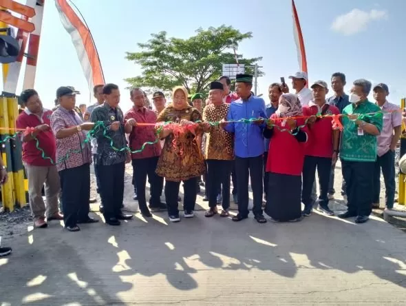  Bupati Sragen, Kusdinar Untung Yuni Sukowati meresmikan palang pintu perlintasan KA Bedowo, Sidoharjo, Sragen (foto:said masykuri)