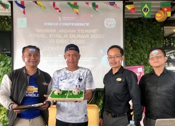 Tim Griya Persada menunjukkan bola dari jadah yang jadi ciri khas Kaliurang (Harminanto) 