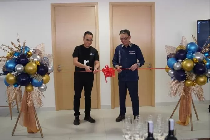 Presiden Direktur Sinarmas MSIG Life, Wianto Chen, didampingi oleh Herman Sulistyo dan Andrew Bain selaku Direktur serta pemilik Agency Grow, Rustan Tjong, pada peresmian pembukaan kantor keagenan atau Agency Kantor Mandiri (AKM) Grow di Daan Mogot, 