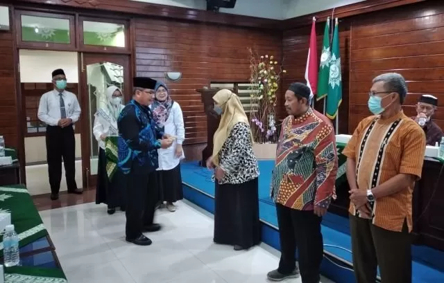   Drs H Akhid Widi Rahmanto menyerahkan tali asih kepada guru dan Tendik (Jayadi Kastari)