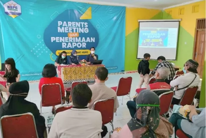   Para orang tua siswa mendapat penjelasan tentang Kurikulum Merdeka.(Foto: Devid Permana)