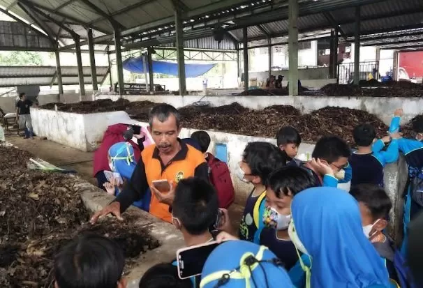 Siswa SD Muhammadiyah Sapen sedang memperhatikan penanganan sampah di TPS 3R Nitikan