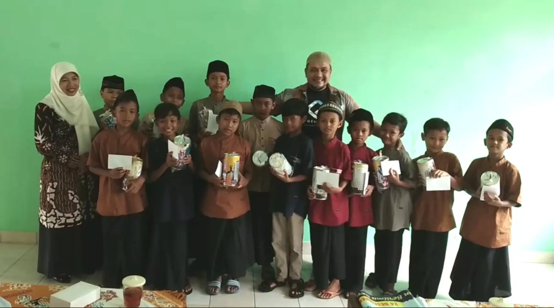  Dr Nugroho DP dan Ngadinem SPd membagikan uang saku bagi 13 anak yang dikhitan. Foto - Jayadi Kastari