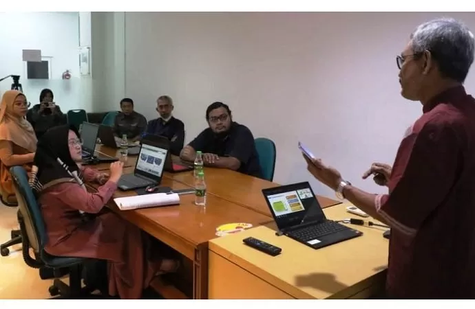 Pj Bupati Kulonprogo Drs Tri Saktiyana MSi sedang mengajar mahasiswa Prodi Doktor Ilmu Pemerintahan UMY. (Istimewa)