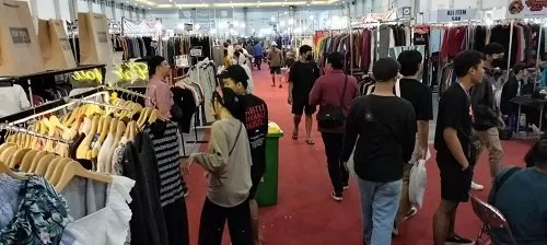 Para pengunjung dari berbagai daerah memadati Jogja Thrift Market 2022 di JEC  (foto: fira nurfiani)