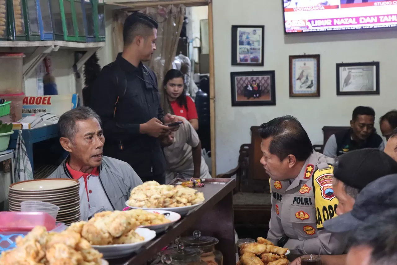 Kapolres Temanggung AKBP Agus Puryadi saat berinteraksi dengan warga  (foto: zaini arrosyid)