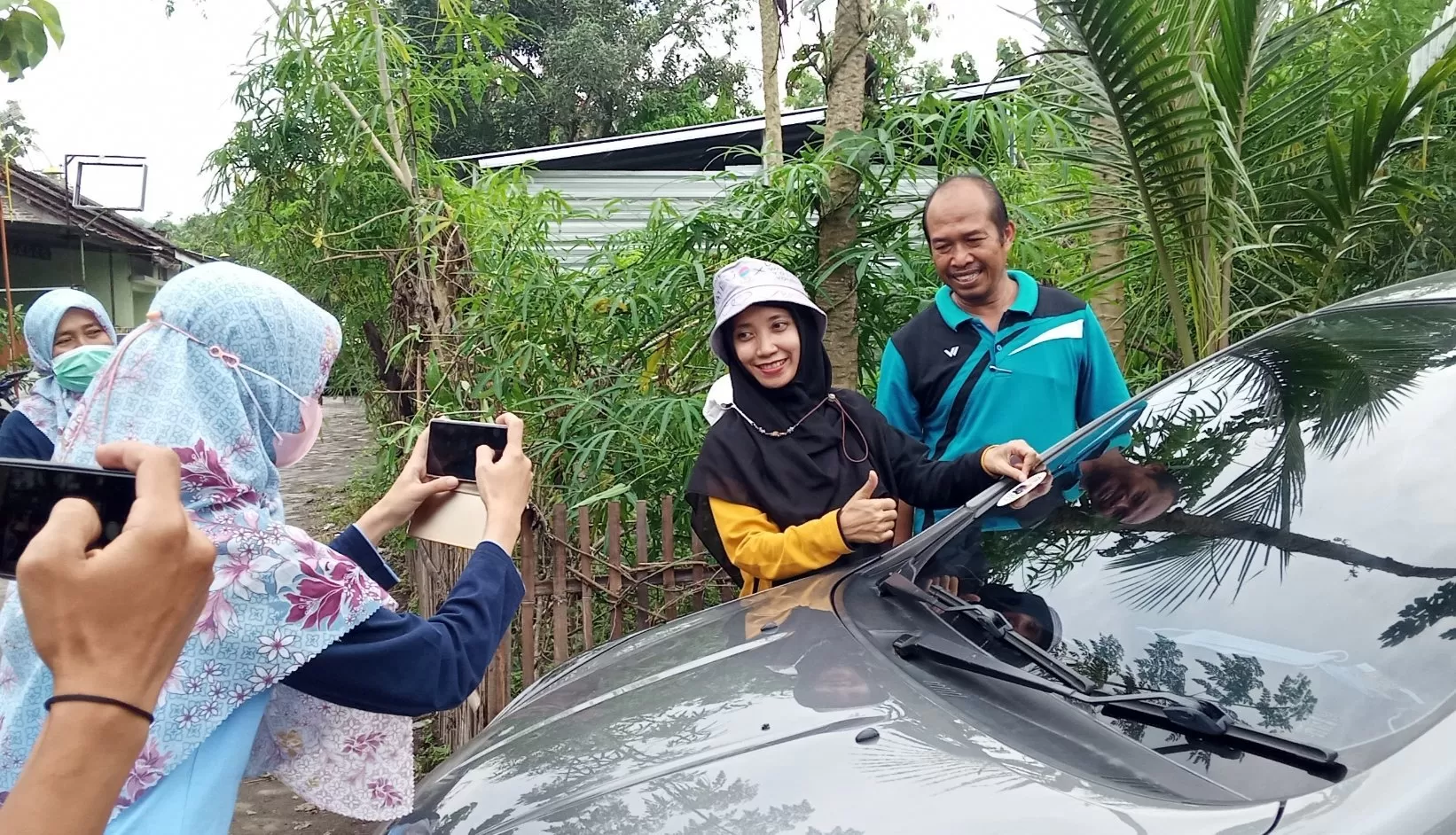 Kepala Puskesmas Jetis 1, Drg Endar Hayati  didampingi Dukuh Sindet Muji Widodo menempelkan stiker pada kendaraan 'Kuda'.  (foto: sukro riyadi)