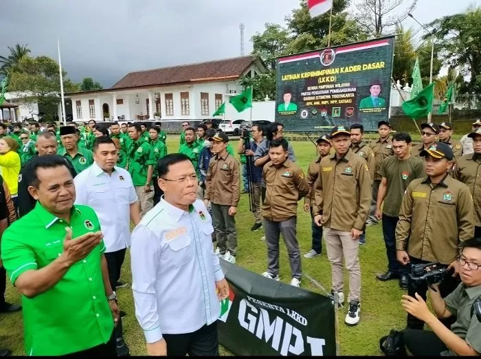 Muhamad Mardiono didampingi Yazid menyapa kader peserta LKKD. Foto: Devid Permana