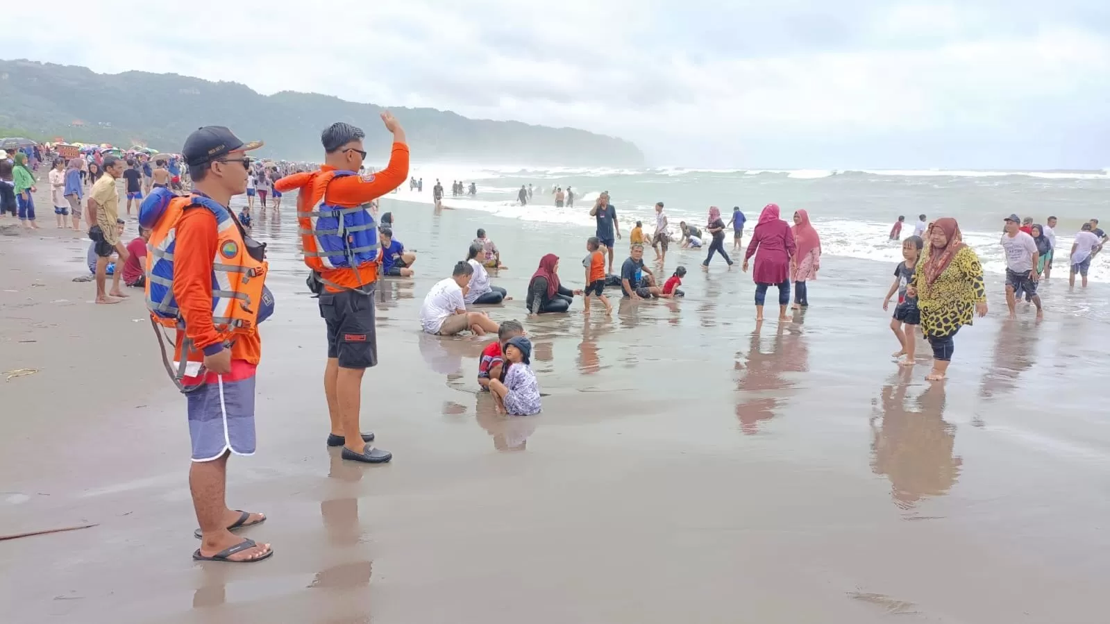 SAR Parangtritis menghimbau wisatawan untuk berhati-hati selama di pantai, Minggu (1/1/2022).  (foto: sukro riyadi)