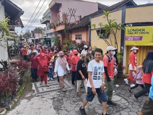 Warga Modinan saat mengikuti jalan sehat keluarga. (Istimewa)
