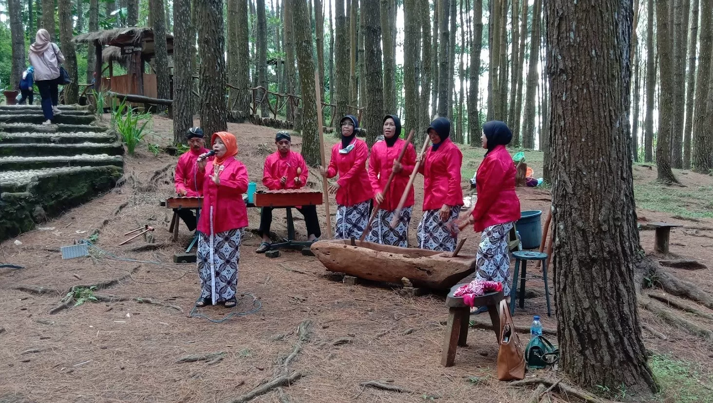 Salah satu atraksi seni di tempat wisata Mangunan (Foto: Primaswolo Sudjono)