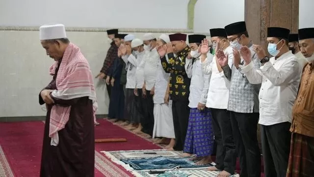 Gubernur Jawa Barat Ridwan Kamil sholat subuh berjamaah Masjid Jami Hidayatullah Syarief di Kecamatan Megamendung, Kabupaten Bogor.