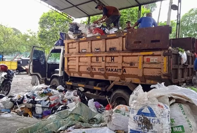 Suasana di depo sampah barat Mandala Krida.