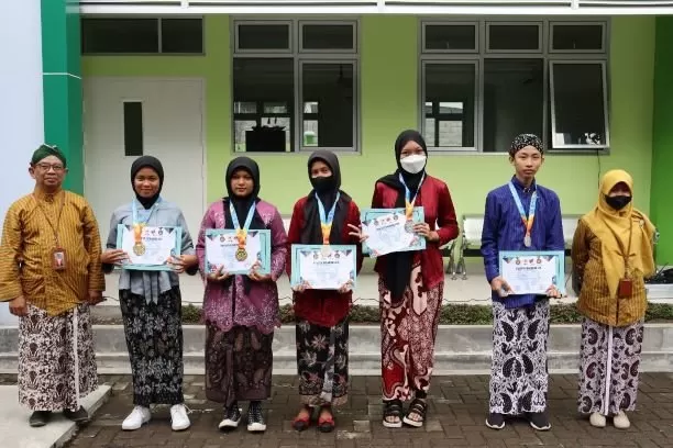 Para siswa MTsN 9 Sleman membawa medali Taekwondo Walikota Cup IX. (Foto: Istimewa)