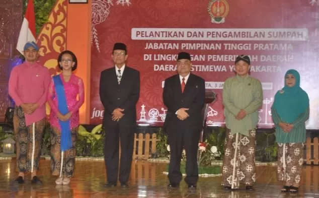 Menantu Sultan Achmad Ubaidillah dan istri  GKR Bendara berfoto bersama Sultan HB X dan Wagub Sri Paduka Paku Alam X usai pelantikan sebagai Kabag Tapem DIY (Franzboedi S)