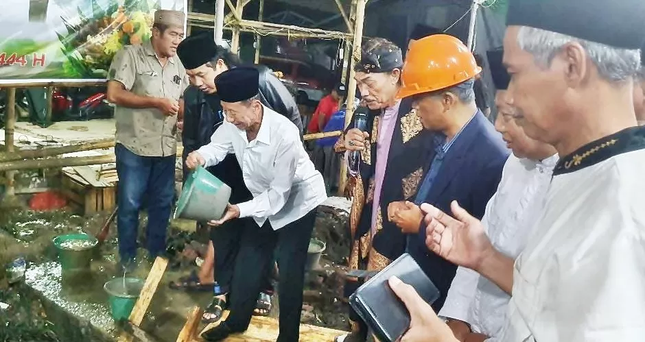Sesepuh Jawa Tengah Dr KH Ahmad Darodji MSi didampingi Ketum Patriot Garuda Nusantara Gus Iwan Cahyono dan Gus Nuril Arifin Husein, Kiai Ahyani, Kiai Istajib AS, mengguyurkan adonan semen pasir sebagai bahan cor pondasi cakar ayam.  (foto: isdiyanto)