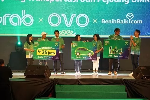 Anggit Hernowo, Co-Founder & Chief Operating Officer, BenihBaik.com; Muhammad Amirudin, Pemilik Usaha Nasi Pecel Bang Amir yang menerima dana operasional sebesar Rp.25 juta  (foto: istimewa)