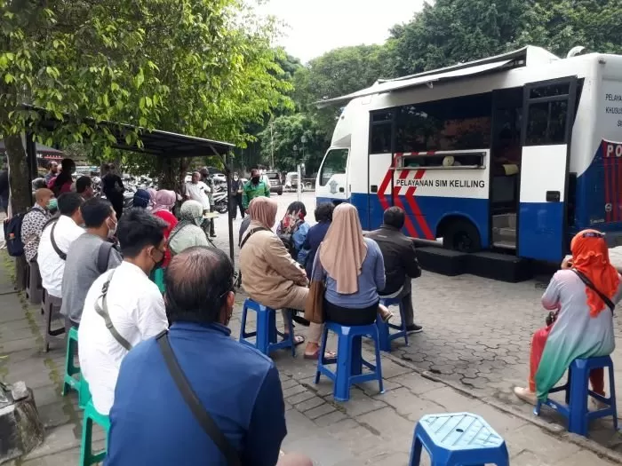 Pelaksanaan Program SIM Keliling di halaman Puro Pakualaman (Haryadi)