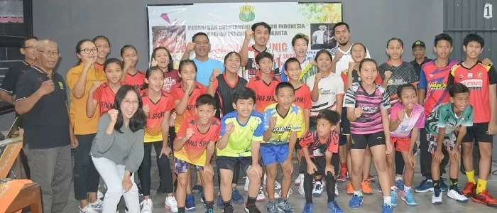 Tantowi Ahmad dan Lilyana Natsir (barisan belakang) bersama Ketum PBSI DIY, Kapolda DIY, jajaran pengurus PBSI DIY dan para atlet yang mengikuti CC