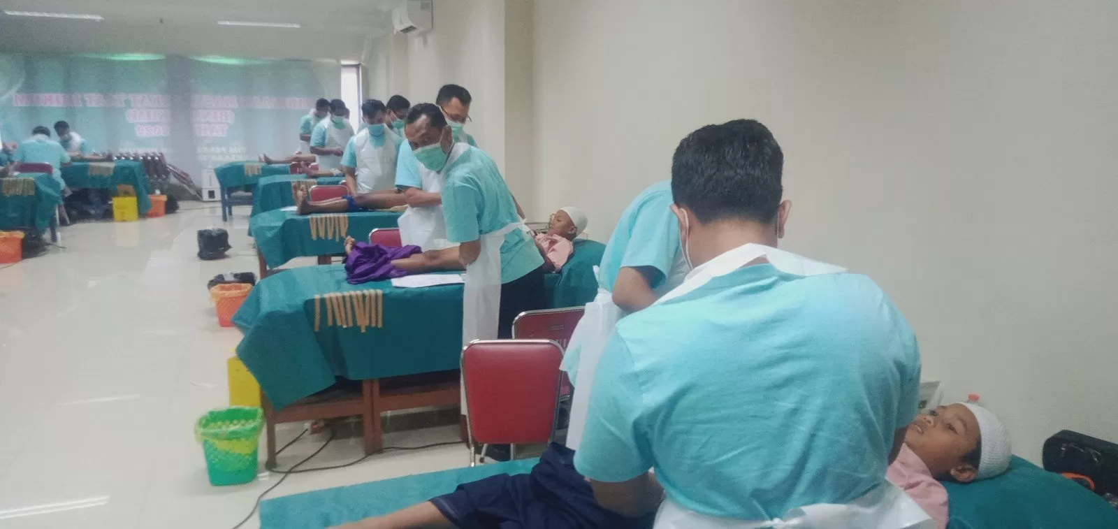 Sunatan massal oleh Baznas Karanganyar (foto: Abdul Alim)