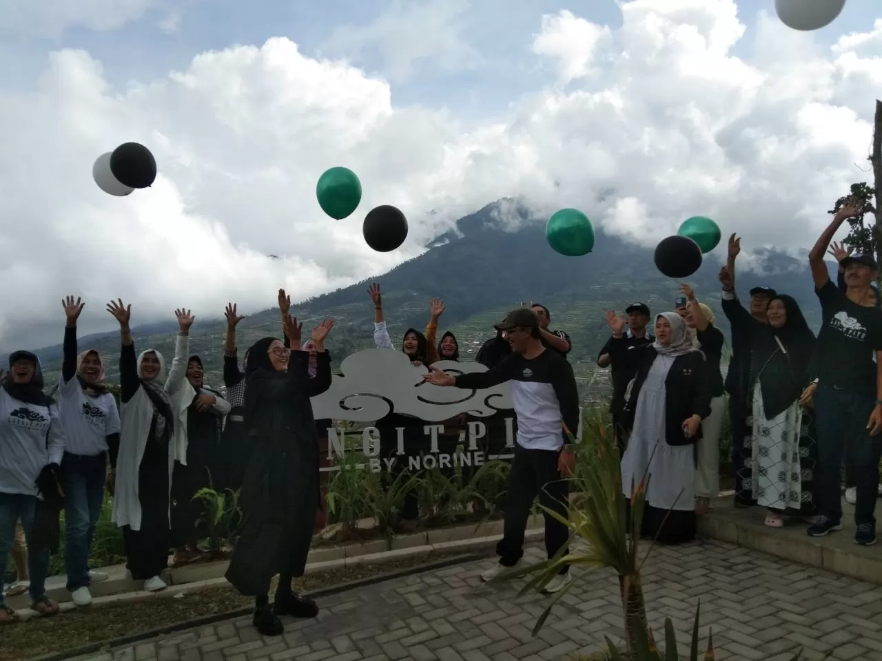 Pengunjung Menikmati Keindahan Obyek Wisata Langit Pitu Yang Berada di Kecamatan Selo, Boyolali. (mulyawan)